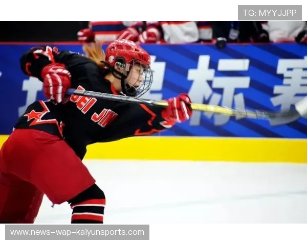 冰球球员滑到观众席拿零食吃再回场