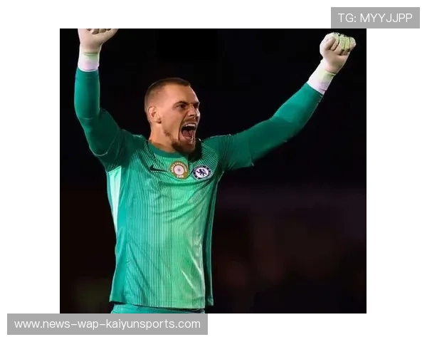 曼联反击中路跑动灵活，加纳乔禁区左侧推射偏出