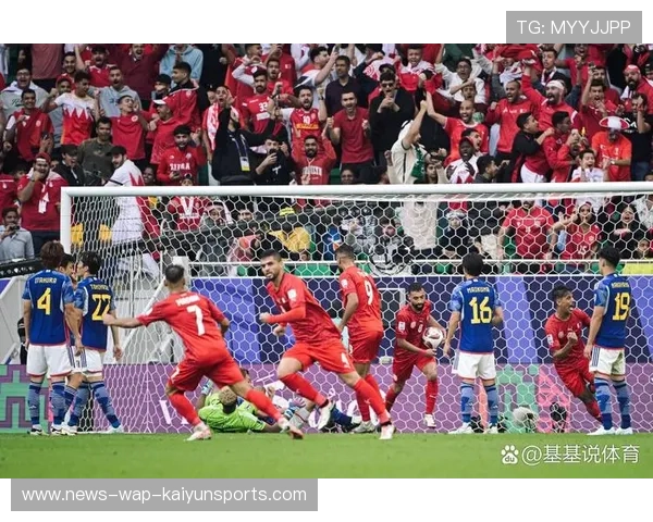 热刺前锋接应头球破门，全场为之沸腾庆祝